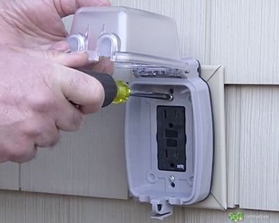Correcta instalación de Salidas eléctricas y de iluminación para exteriores 2 tomacorriente en caja externa