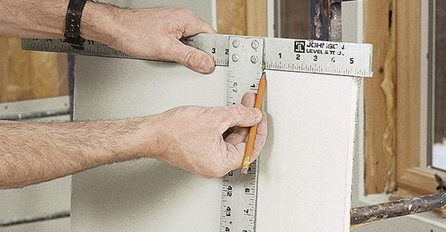 Altura de instalaciΓ³n de tomacorrientes e interruptores elΓ©ctricos 3 Medir con un cuadrado de yeso 2